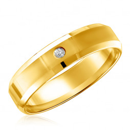 Кольцо обручальное из желтого золота с бриллиантом | Материал:Золото Цвет:Жёлтый Проба:585 Вставки:Бриллиант Примерный вес (г):4.07 Тематика:Обручальное