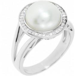 Кольцо с жемчугом и фианитами из серебра | Материал:Серебро Цвет:Белый Проба:925 Для женщин Вставки:Фианит, Жемчуг Примерный вес (г):5.21